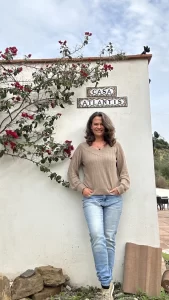 Een transformerend jaar. Trots staat Mary voor haar nieuwe huis en praktijkruimte in Spanje: Casa Atlantis