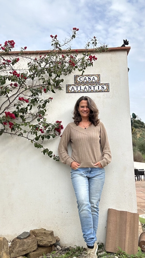 Trots staat Mary voor haar nieuwe huis en praktijkruimte in Spanje: Casa Atlantis
